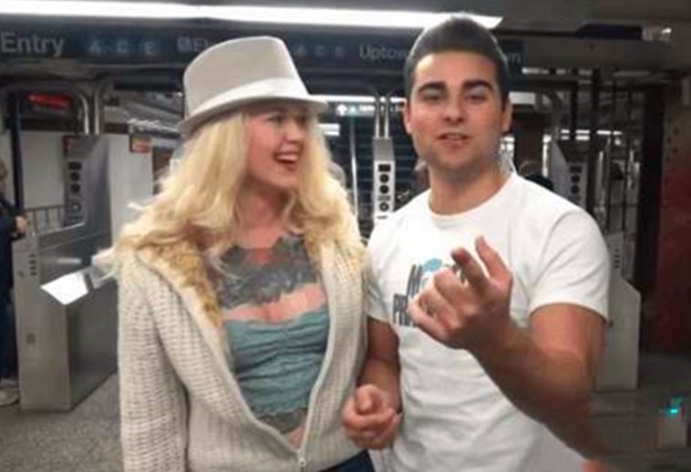 外国美女不穿裤子走在街头也没有引起注意只因她“穿”了一条假牛