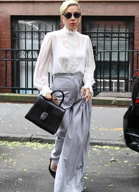 Lady Gaga一只脚穿裤子一只脚穿裙子, 走路不怕摔倒吗?