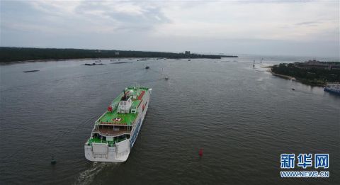 “三沙2号”交通补给船首航永兴岛