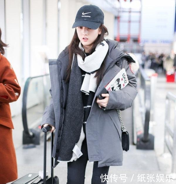 宋祖儿终于穿对了, 小黑裤配羽绒服, 这才是少女该有的样子!