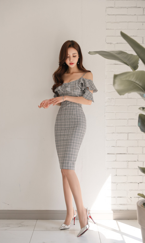 女神孙允珠，灰质石岩苜蓿柔波花边网格裙