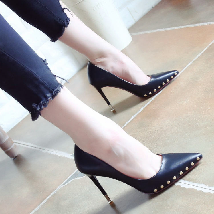 穿上细高跟鞋的我，走路都不一样了，干净利落又不失魅力