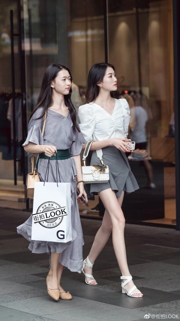 街拍:穿对露肩装，分分钟美出新高度