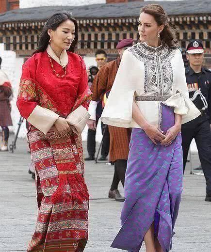  传统服装■凯特入乡随俗，穿不丹传统服饰优雅大气，一旁的不丹王后反显拘谨
