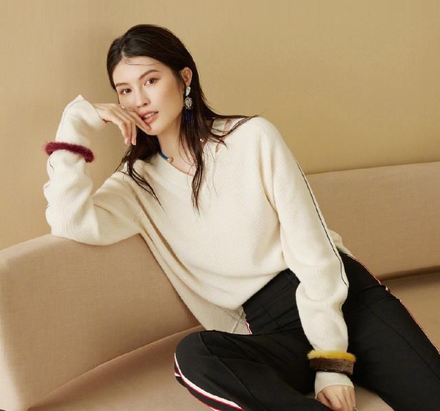 何穗身穿黑色吊带裙现身维密面试，气质十足，网友：仙姑白到发光