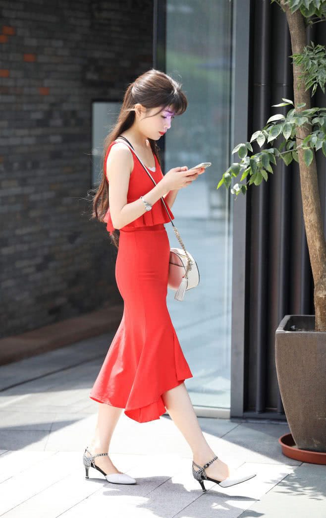 路人街拍,小姐姐穿着一身红色的吊带裙,身材非常的修长动人