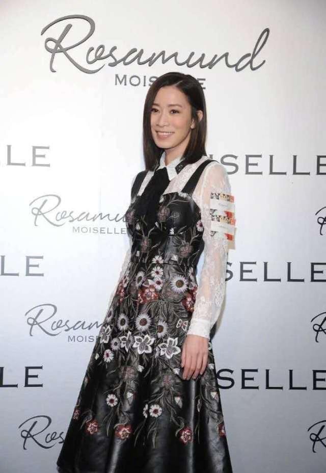 43岁佘诗曼和56岁关之琳同框，才发现装嫩真不如优雅老去