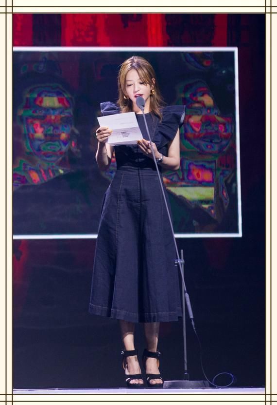 赵薇牛仔裤中间破洞就算了，还上面松下面紧？网友直呼：看不懂！