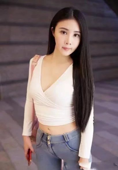 丰满小姐姐穿紧身牛仔裤,天使的容貌魔鬼般的身材,仙气十足。