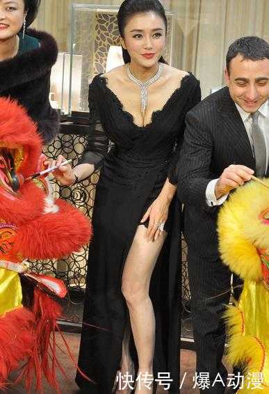 37岁秦岚真敢穿，裙子开衩到腰，网友：蕾丝底裤太抢镜了