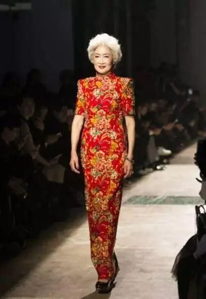  时装周：69岁成为世界旅游小姐选美冠军，惊艳纽约国际时装周，美不分年龄