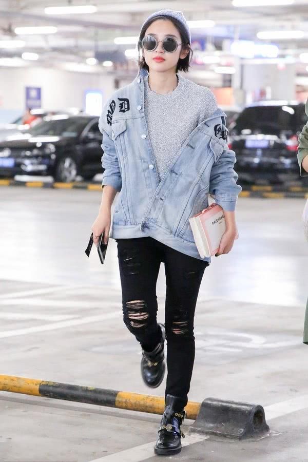 唐艺昕穿短裤大秀美腿，看到她的鞋子我沉默了，网友：巴掌小脚？