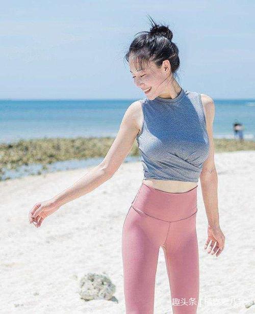 时尚穿搭，穿紧身打底裤的女人让人眼前一狼！视觉上更显苗条