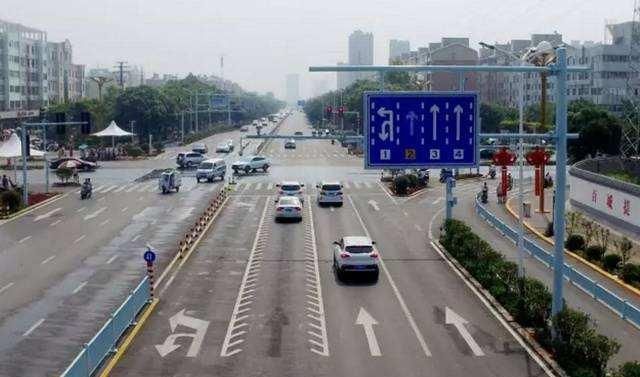  [牢记]开车遇到“锯齿车道”可别慌！牢记看清这一点，别等扣分