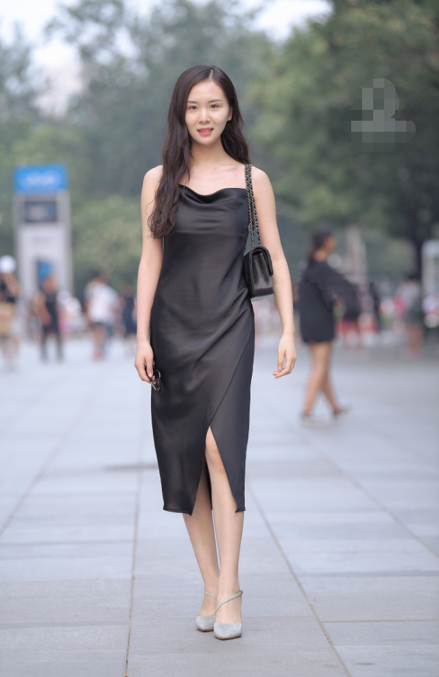 街拍:真丝裙沟壑尽显,愿意娶回家吗?