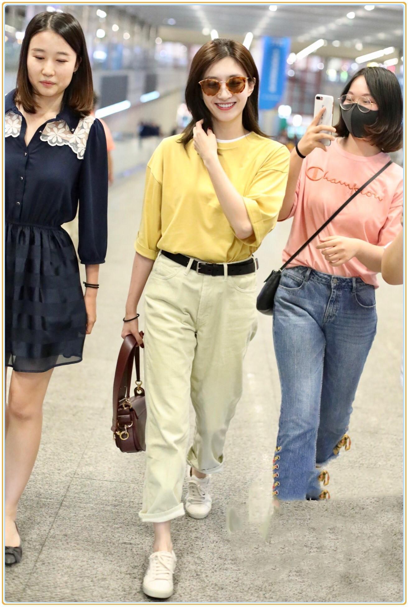 当江疏影和陈瑶同穿亮黄色上衣，才知道熟女和少女的差距有多大！