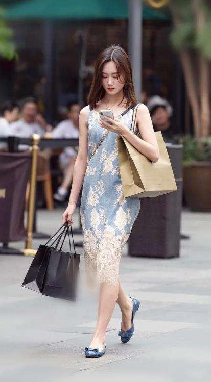 街拍: 小姐姐白色的吊带上衣,下身穿着黑色牛仔包臀裙,非常好看