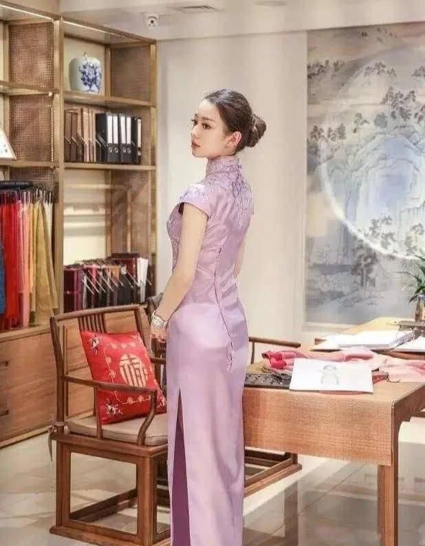 镜头■吉娜这3D身材绝了,穿上旗袍后朗朗忙遮镜头,这女人美得太惊艳