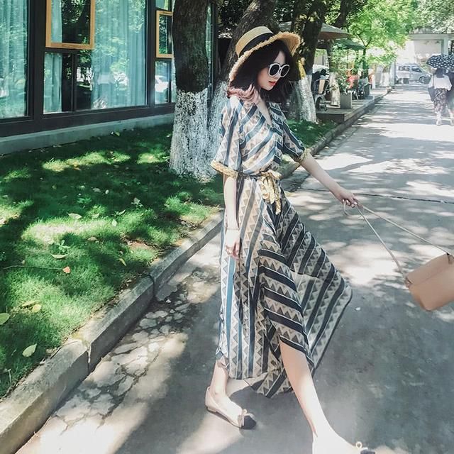 泳衣扔了吧！瞧瞧下图女人去海边怎么搭，减龄似少女迷倒一大片