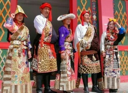 藏族服饰这么卖，你也能开公司赚大钱！