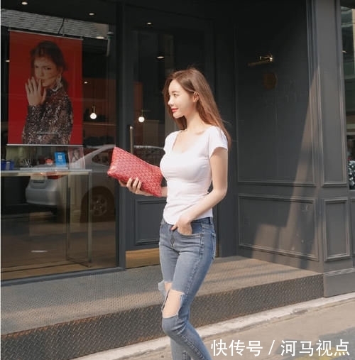 『 动人』也能穿出复杂的既视感,看小姐姐靓丽动人,简单的牛仔+T恤