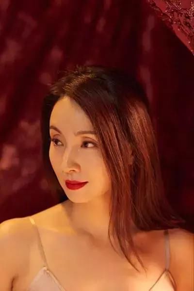 吊带裙只服陶虹！45岁依然呼之欲出，网友：徐峥怎么就不懂欣赏呢