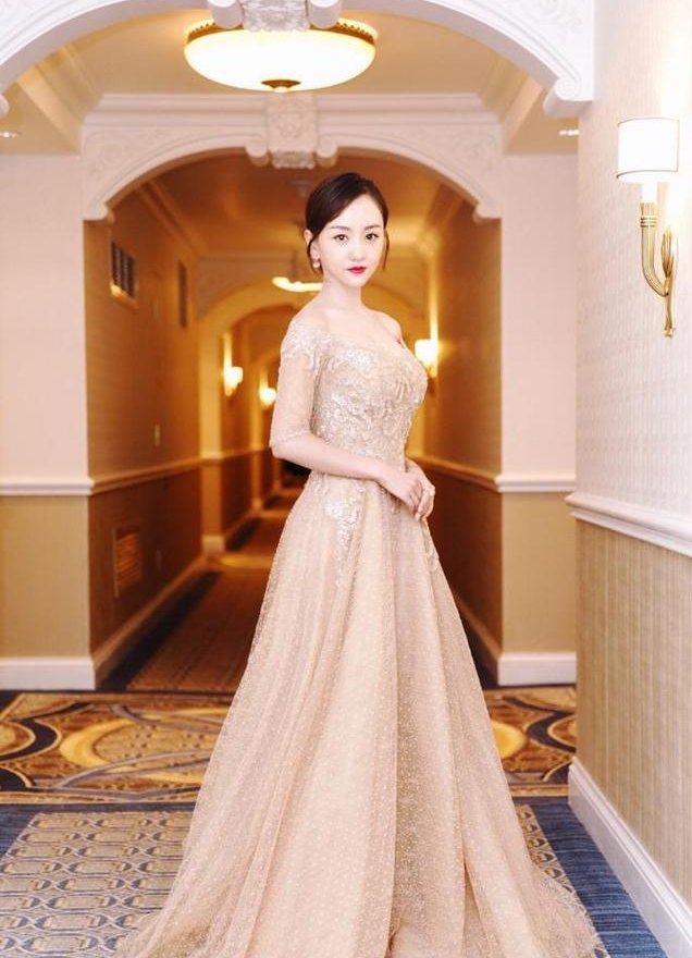 一直以为赵丽颖穿裸色裙是最美的，当看到杨蓉，我眼前一片星光!