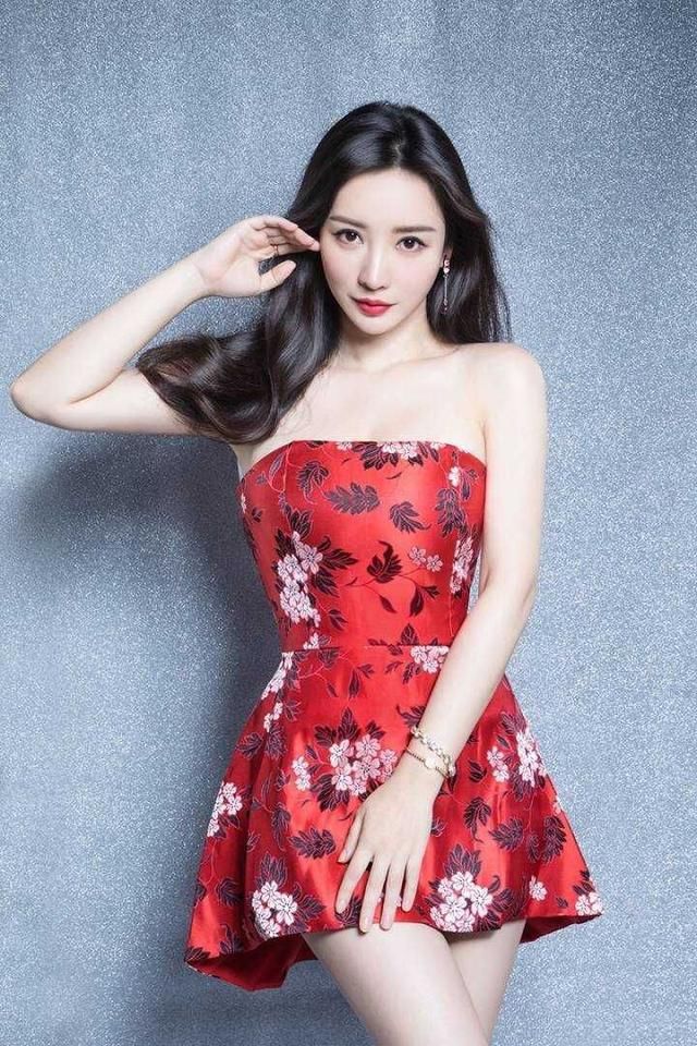 黑色上衣遮不住柳岩性感身材，网友：谁叫她骨子里就是“妖精”呢