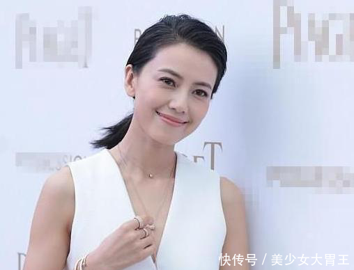 俞飞鸿、高圆圆同穿深V礼服，一个若隐若现，一个气质如兰！