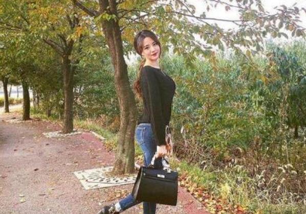 路人街拍：轻盈的小姐姐，黑色短裤秀出性感美腿，魅力十足