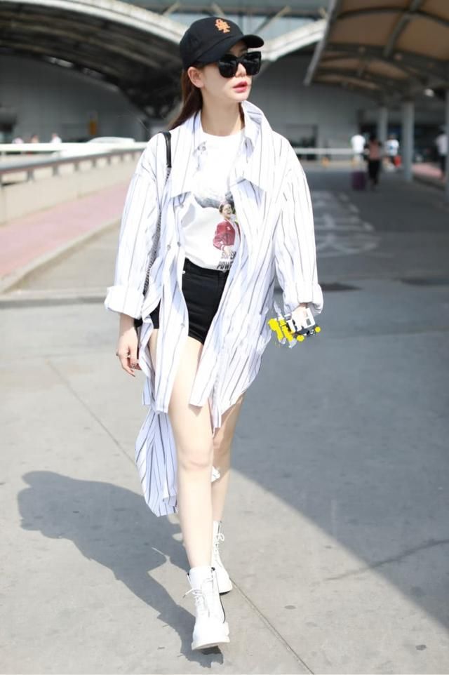 戚薇也太会穿搭了，阔腿裤配尖头鞋，怪不得能穿出180的效果！