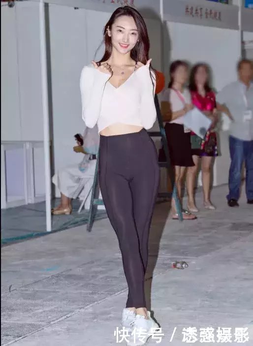 运动型小姐姐紧身运动装扮，健美身姿完美展现，配上甜美笑容美的