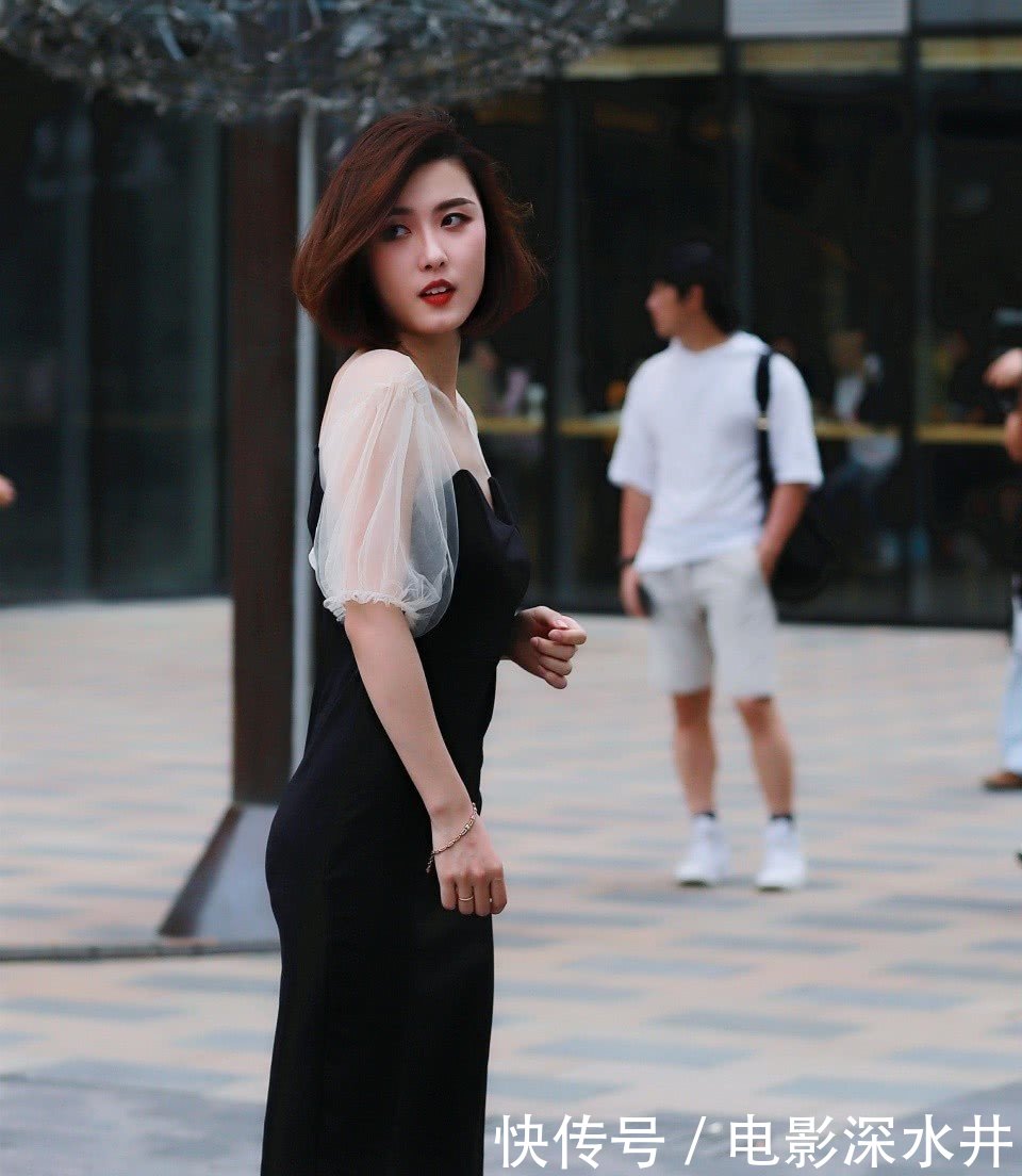 街拍清纯迷人长腿的小姐姐，外表上简单好看又知性！