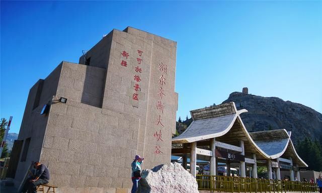 可可苏海:新疆阿尔泰山间的梦幻仙境,如一个蔚蓝色的梦