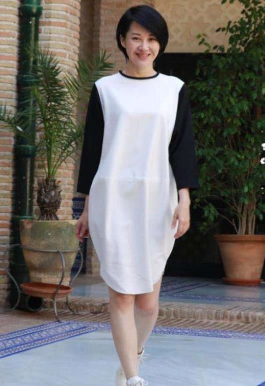 许晴终于不装嫩了，宫廷风斗篷气质炸裂，网友：49岁嫩成19岁