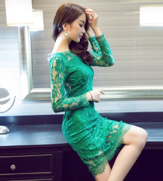 丰满的女人不穿连衣裙，性感紧身包臀裙，包出S型曲线