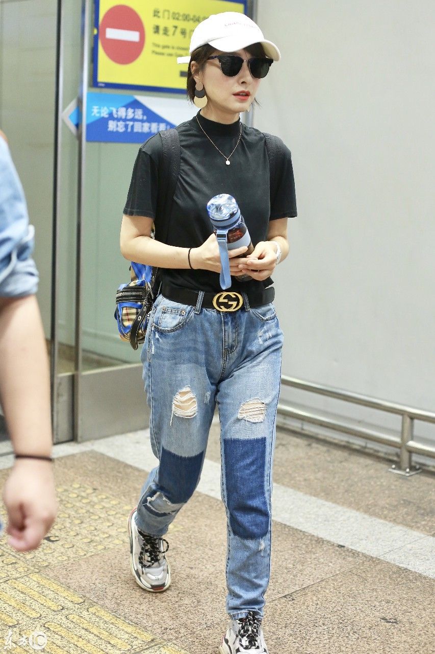 吴昕现身北京机场，网友:这条裤子是不是不合身呀!