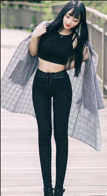 夏日的短裤紧身裤是很好穿，充满了女人味，修饰出窈窕身材