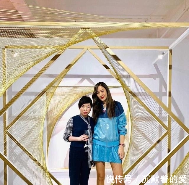  身穿■琦琦身材高挑不愧是超模,身穿黑色套装干练潇洒,大长腿抢眼抢镜...