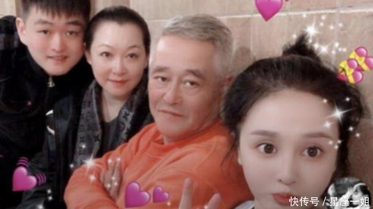 『看起来』赵本山近照曝光,头发花白面色红润精神好,妻子和女儿同框似姐妹