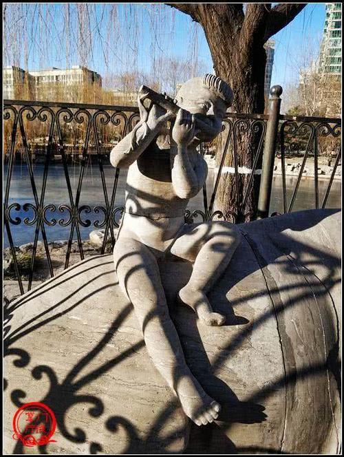 北京市内唯一一座具有田园风光的山村野趣公园，四头猪在路旁应景