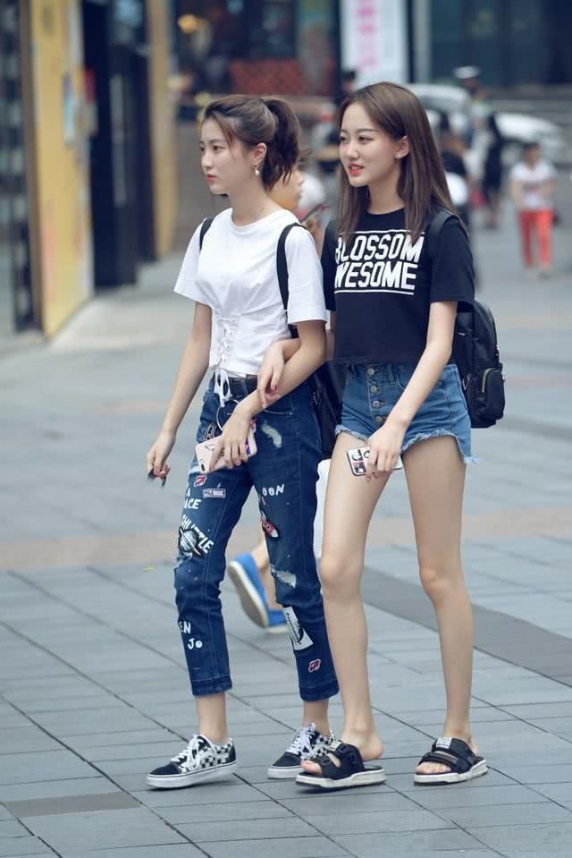 街拍:臀圆丰满的小姐姐，一看就是社会人