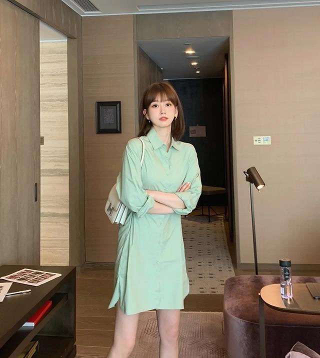  #气质#女人过了三十岁,尽量别穿迷你裙,换上及踝裙吧,更加优雅显气质