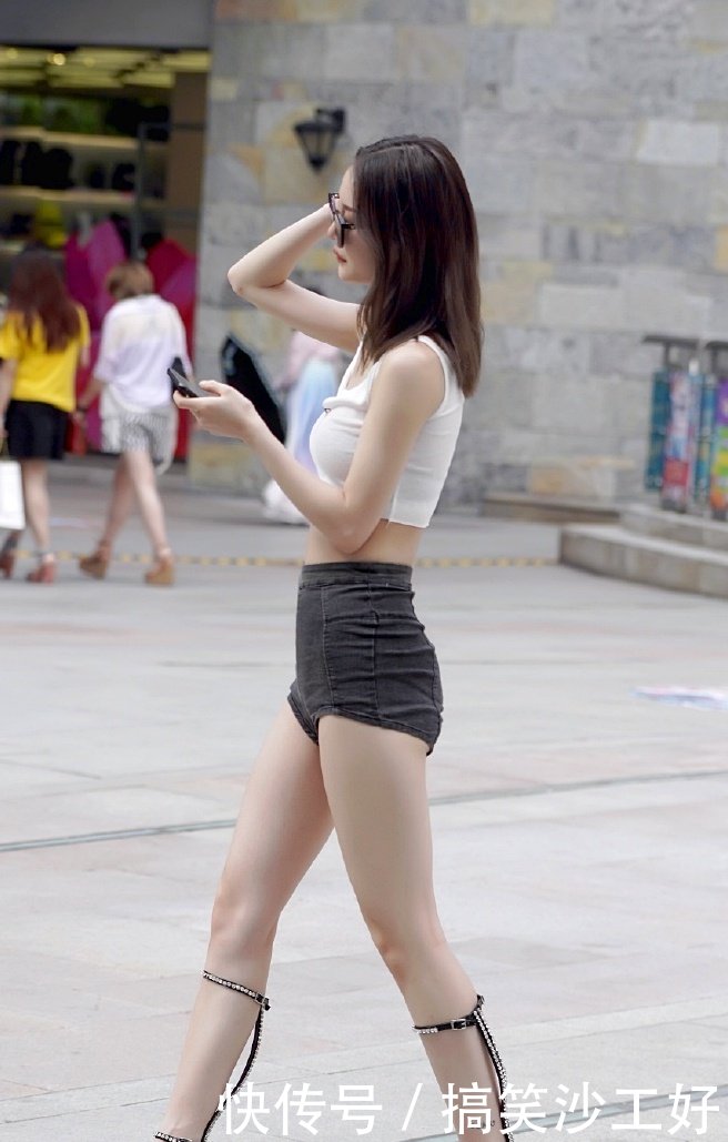『 美女』美女的时尚热裤, 就能Slay全场，街拍越简单越高级,