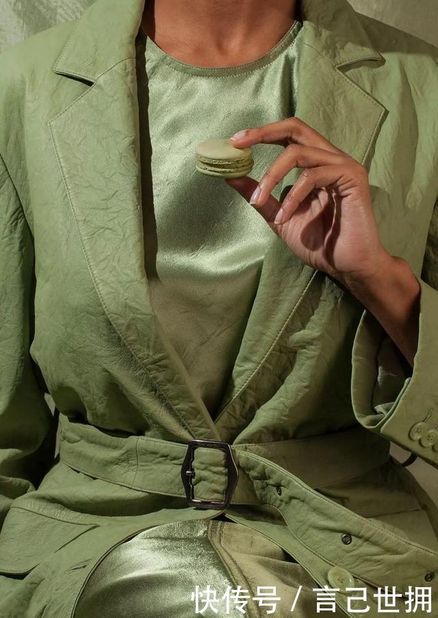  『鼠尾草』“鼠尾草绿”真的美爆了！显白有涨气质，2020年减龄扮嫩全靠它！