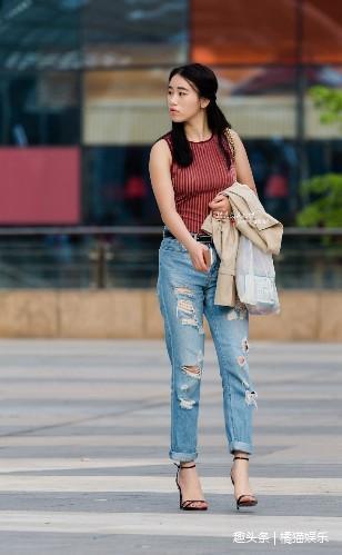 街拍，身材完美的小姐姐穿紧身衣搭配牛仔裤，身材更显高挑动人！