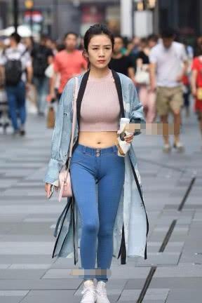 普通身材的普通修身牛仔裤搭配，不华丽却风采怡人！