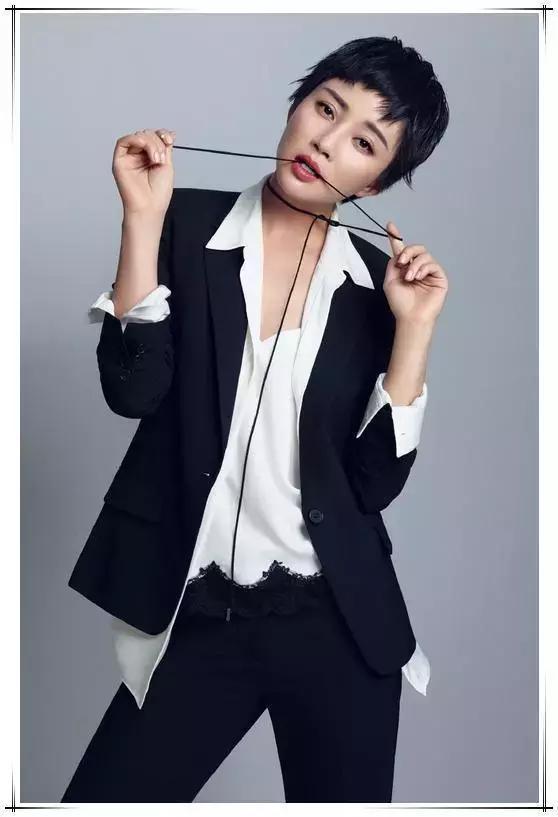 38岁殷桃为扮美，穿开叉裙秀香肩，网友：点到为止的性感恰到好处