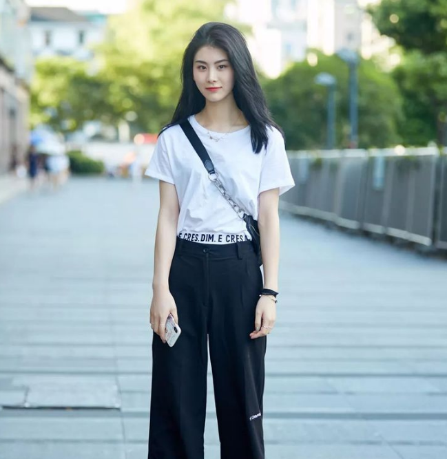 姣好身材的美女身穿紧身长裙，展露高雅气质，像一条美人鱼！