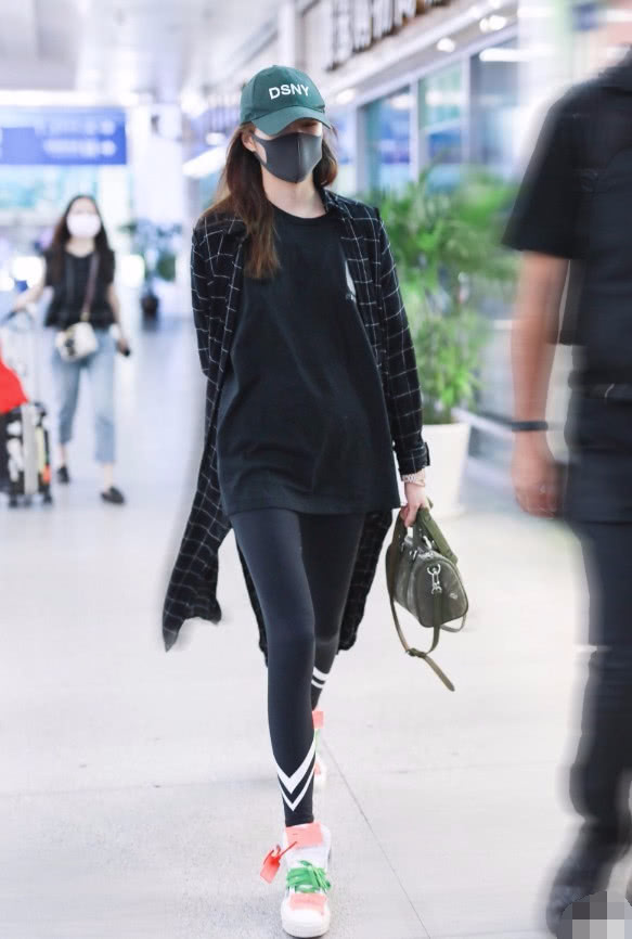 关晓彤直接穿健美裤走机场，秀出了一双逆天牙签腿！